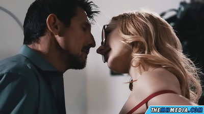 Romantikus szex egy ribanc szőkével.